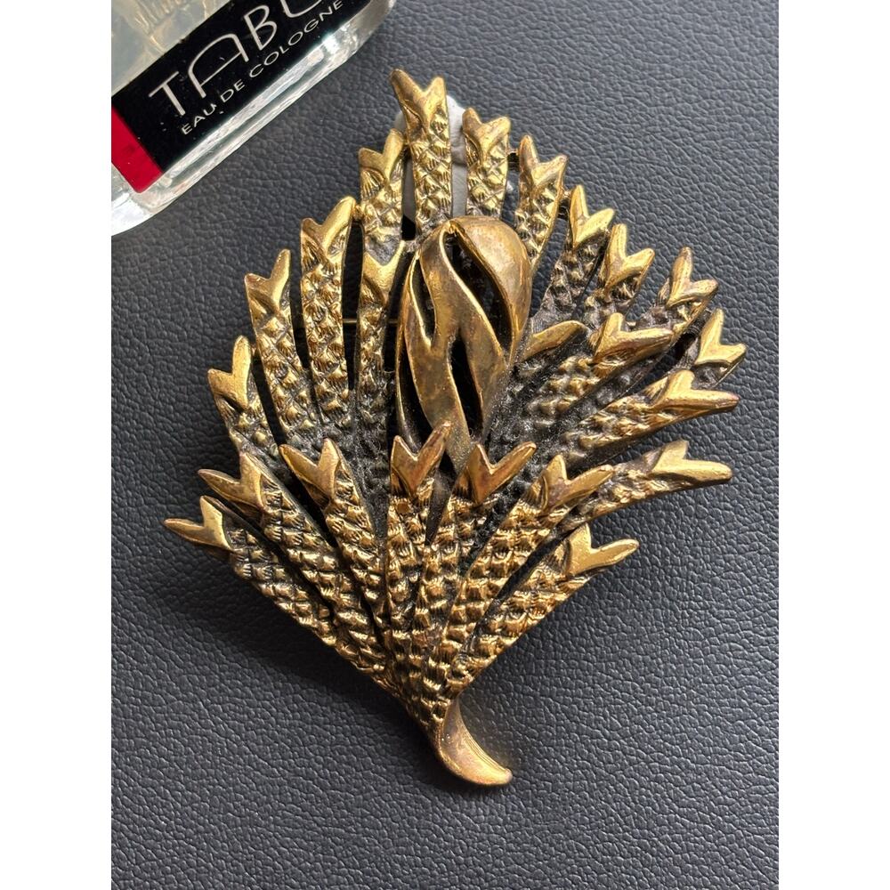 Vintage Big Gold Tone Metal Leaf Spray Brooch - Picture 2 of 5